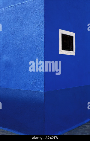 Italia Venezia Burano dettaglio astratta di una casa dipinto di blu Foto Stock