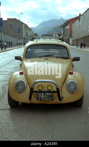 Beetle auto con llama bar nel Corpus Domini celebrazione Cuzco, Perù Foto Stock