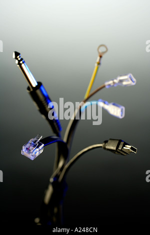 Calcolatore USM Audio e cavi elettronici affastellati assieme con blue keylight e sfondo graduata Foto Stock