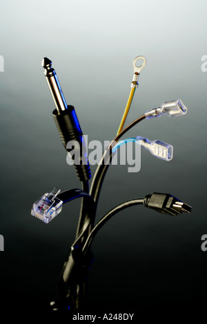 Calcolatore USM Audio e cavi elettronici affastellati assieme con blue keylight e sfondo graduata Foto Stock