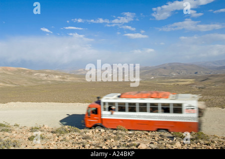 Un overland adventure holiday carrello viaggia attraverso la campagna del Perù con una lenta velocità di otturazione per motion blur. Foto Stock