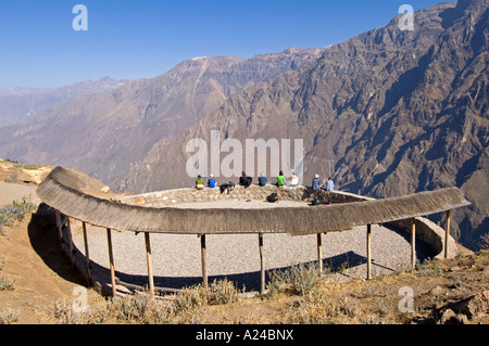 I turisti a Cruz del Condor - una popolare meta turistica per visualizzare il condor di Colca Canyon. Foto Stock