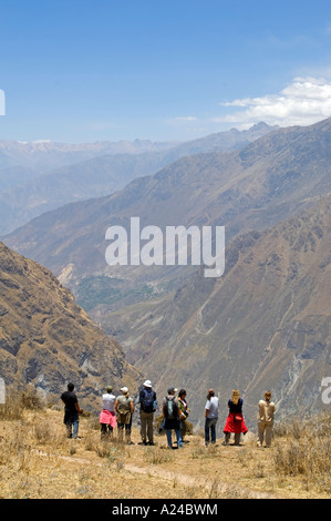 I turisti di stand e guardare nel timore di naturale bellezza al Canyon del Colca mentre cerca di condor. Foto Stock