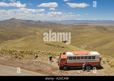 Un overland avventura carrello si arresta dal lato della strada in modo che i passeggeri possano prendere una pausa pranzo e con un grande scenario. Foto Stock