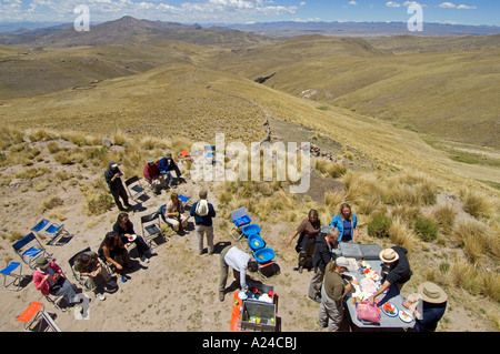 Un overland avventura carrello si arresta dal lato della strada in modo che i passeggeri possano prendere una pausa pranzo e con un grande scenario. Foto Stock