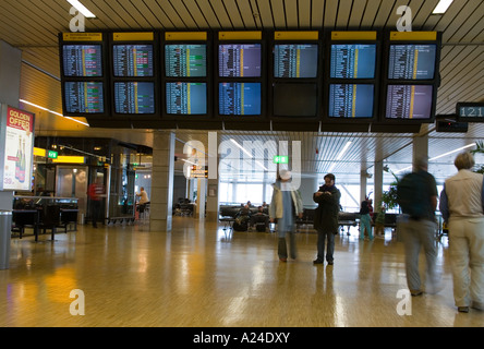 Monitor di partenza dall'aeroporto Schipol di Amsterdam Foto Stock