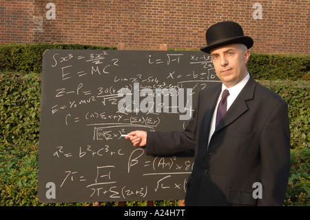 City Gent a lavagna con equazioni complesse Foto Stock