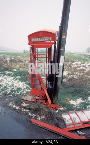 Vicino a Wroughton Wiltshire, Inghilterra casella Telefono chiosco distrutto in automobile automobile in incidente stradale Foto Stock