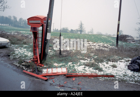 Vicino a Wroughton Wiltshire, Inghilterra casella Telefono chiosco distrutto in automobile automobile in incidente stradale Foto Stock