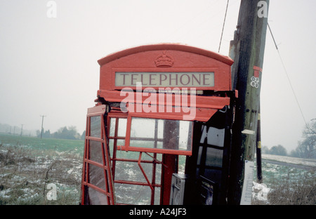 Vicino a Wroughton Wiltshire, Inghilterra casella Telefono chiosco distrutto in automobile automobile in incidente stradale Foto Stock