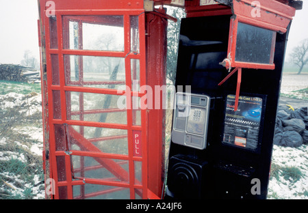 Vicino a Wroughton Wiltshire, Inghilterra casella Telefono chiosco distrutto in automobile automobile in incidente stradale Foto Stock