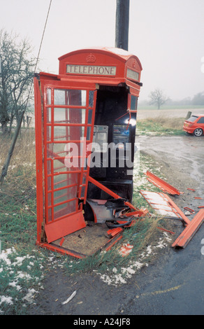 Vicino a Wroughton Wiltshire, Inghilterra casella Telefono chiosco distrutto in automobile automobile in incidente stradale Foto Stock