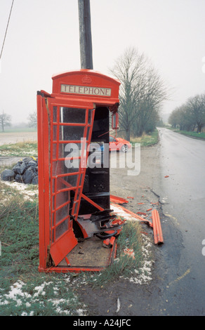 Vicino a Wroughton Wiltshire, Inghilterra casella Telefono chiosco distrutto in automobile automobile in incidente stradale Foto Stock