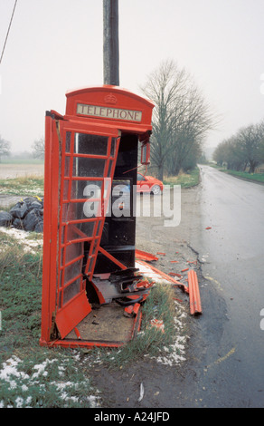 Vicino a Wroughton Wiltshire, Inghilterra casella Telefono chiosco distrutto in automobile automobile in incidente stradale Foto Stock