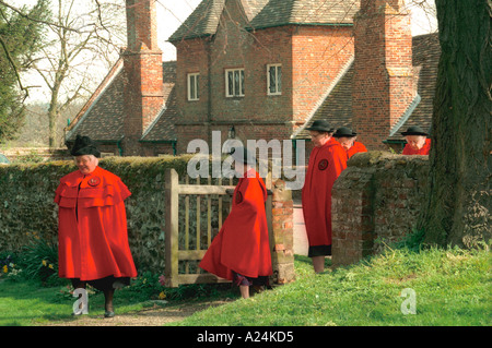 Onorevoli colleghe della Trinità Hospital ha portato dalla matrona entrando nel sagrato per un servizio alla Chiesa in Castle Rising, Norfolk. Foto Stock