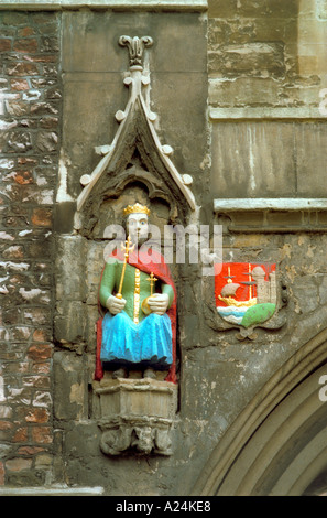 La figura di Brennus uno dei leggendari fondatori di Bristol e lo stemma della città sul gateway sotto San Giovanni Battista la Chiesa. Foto Stock