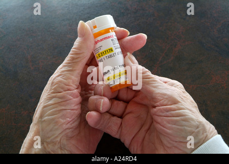 85 enne senior prende la medicina di prescrizione per aiuti a dormire Foto Stock