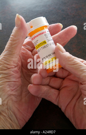 85 enne senior prende la medicina di prescrizione per aiuti a dormire Foto Stock