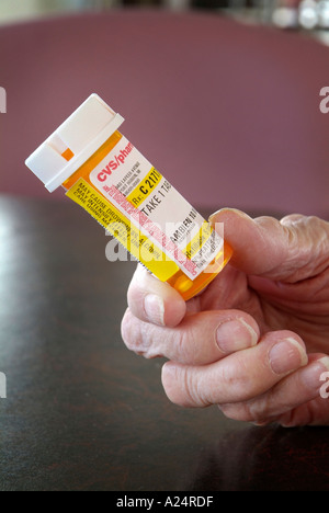 85 enne senior prende la medicina di prescrizione per aiuti a dormire Foto Stock