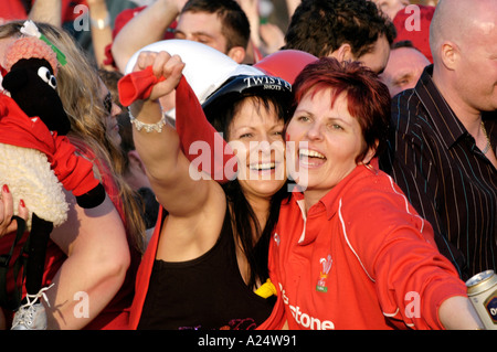 Femmina di Welsh rugby fan di celebrare il Galles vincere una partita internazionale di Cardiff South Wales UK Foto Stock