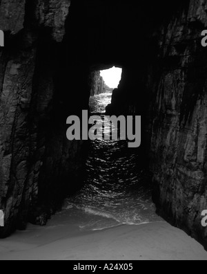 Tunnel, grotta che si affaccia sul mare aperto. Forma a tunnel vicino al profilo della Tasmania Foto Stock