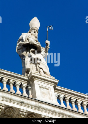 Statua di decorazione su la chiesa di san Giovanni in Laterano, anteriore, roma italia Foto Stock