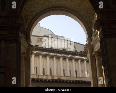 La famosa lirica il Teatro San Carlo, a Napoli, nel sud dell'Italia, suggestivo voew dalla Galleria Umberto. Foto Stock