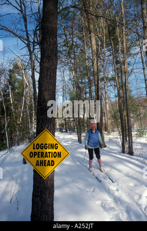 Segno avverte di registrazione sulla pista da sci Foto Stock