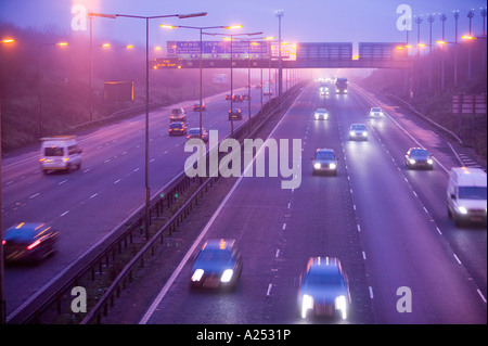 Automobili sulla autostrada M1 vicino a Loughborough, Regno Unito in condizioni di nebbia Foto Stock