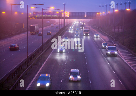 Automobili sulla autostrada M1 vicino a Loughborough, Regno Unito in condizioni di nebbia Foto Stock