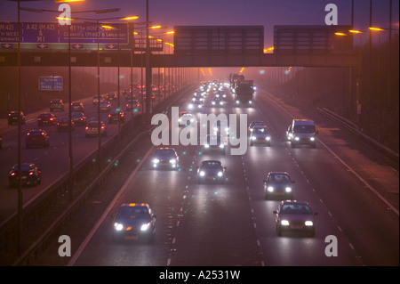 Automobili sulla autostrada M1 vicino a Loughborough, Regno Unito in condizioni di nebbia Foto Stock