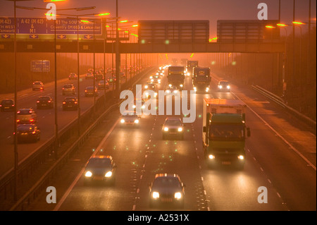 Automobili sulla autostrada M1 vicino a Loughborough, Regno Unito in condizioni di nebbia Foto Stock