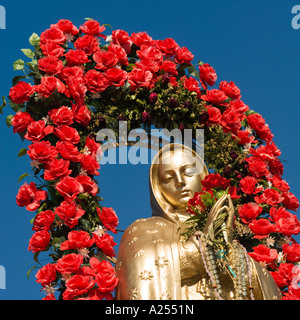 Un oro dipinta statua della Vergine che commemora la morte dagli uragani di Mazatleco pescatore. Mazatlan Messico Foto Stock