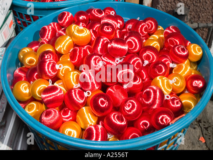 Albero di natale con decorazioni in un secchio per la vendita in Mazatlan Messico Foto Stock