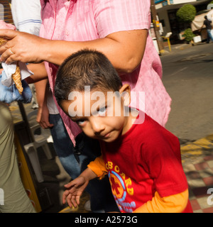 Ragazzo con sua madre per le strade del centro cittadino di Mazatlan Messico Foto Stock