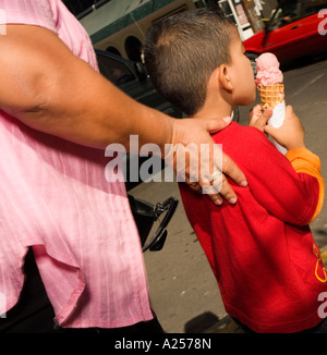 Ragazzo mangiare gelato messico Nessun rilascio richiesto come raccolto, vista posteriore lato significa tutte le funzioni irriconoscibile Foto Stock