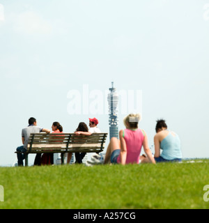 Primrose Hill con la skyline di Londra in background Foto Stock