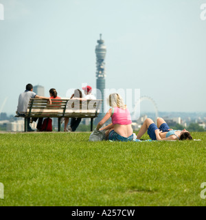 Primrose Hill con la skyline di Londra in background 2006 Foto Stock