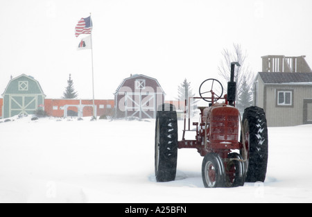 Fattoria di scena nel nord dell'Illinois USA durante il primo inverno tempesta di neve. Foto Stock