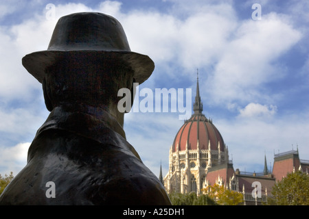 Statua di Imre Nagy in Budapest, Ungheria, facce parlamento del paese Foto Stock