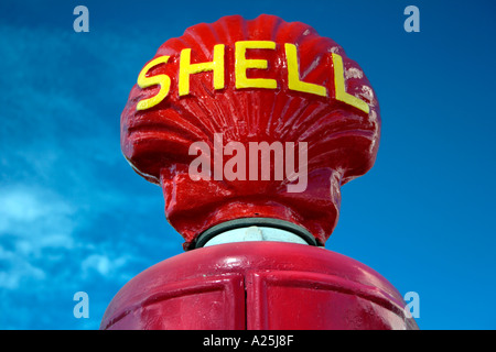 Vecchio Rosso e Giallo Shell benzina olio pompa di benzina contro il cielo blu Foto Stock