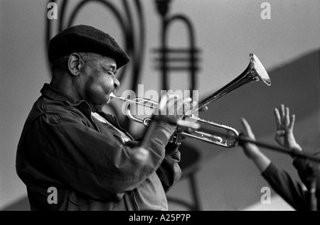 DIZZY GELLESPIE svolge la sua tromba al MONTEREY JAZZ FESTIVAL Monterey in California Foto Stock