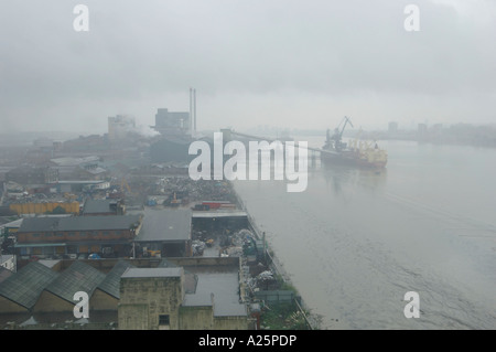 Vista di foggy torbido Misty River Thames da tradewinds appartamento Londra Inghilterra Regno Unito Foto Stock