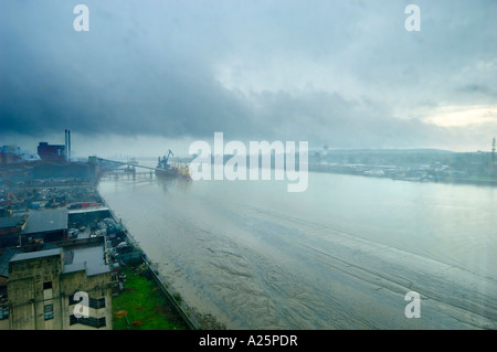 Vista di foggy torbido Misty River Thames da tradewinds appartamento Londra Inghilterra Regno Unito Foto Stock