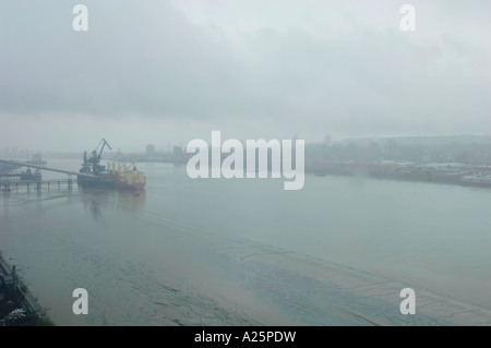 Vista di foggy torbido Misty River Thames da tradewinds appartamento Londra Inghilterra Regno Unito Foto Stock