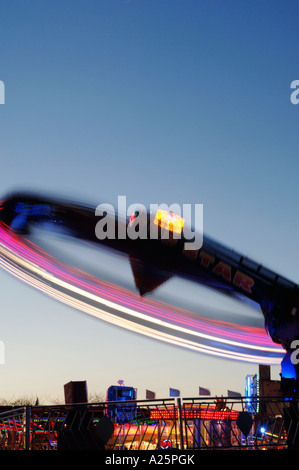 Parco di divertimenti ruota panoramica Ferris rotante notte di filatura Foto Stock