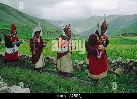 La processione dei monaci a JAGLUNG in monastero buddista tibetana FESTIVAL NEL FARE TARAP VALLEY QUARTIERE DOLPO NEPAL Foto Stock