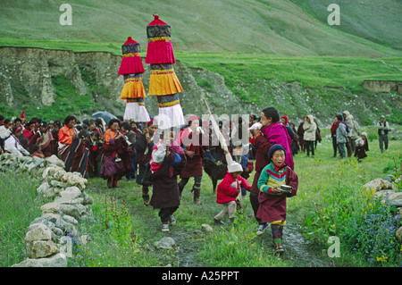 Processione a JAGLUNG in monastero buddista tibetana FESTIVAL NEL FARE TARAP VALLEY QUARTIERE DOLPO NEPAL Foto Stock