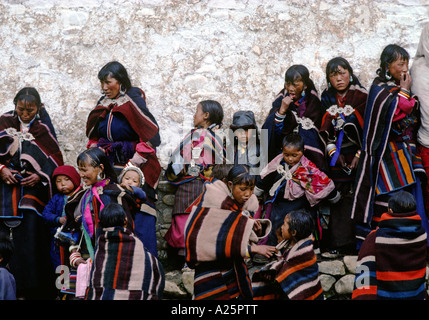 Le donne e i bambini in DOLPO coperte a raccogliere un tibetano buddista Festival nel fare TARAP VALLEY DOLPO NEPAL Foto Stock