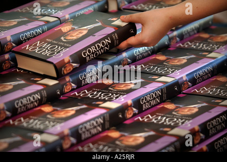 Un cliente preleva una copia del Cancelliere dello scacchiere Gordon BROWNS PRENOTA Discorsi 1997 2006 Foto Stock